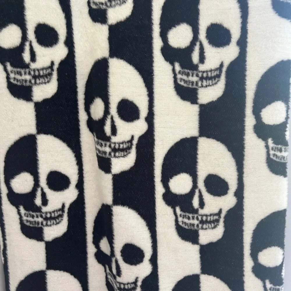 Skull Black & White Halloween Day of the Dead Goth Decorative Throw Blanket